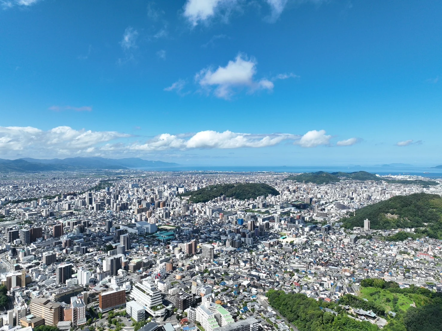 松山の街並みと共友工業の本社