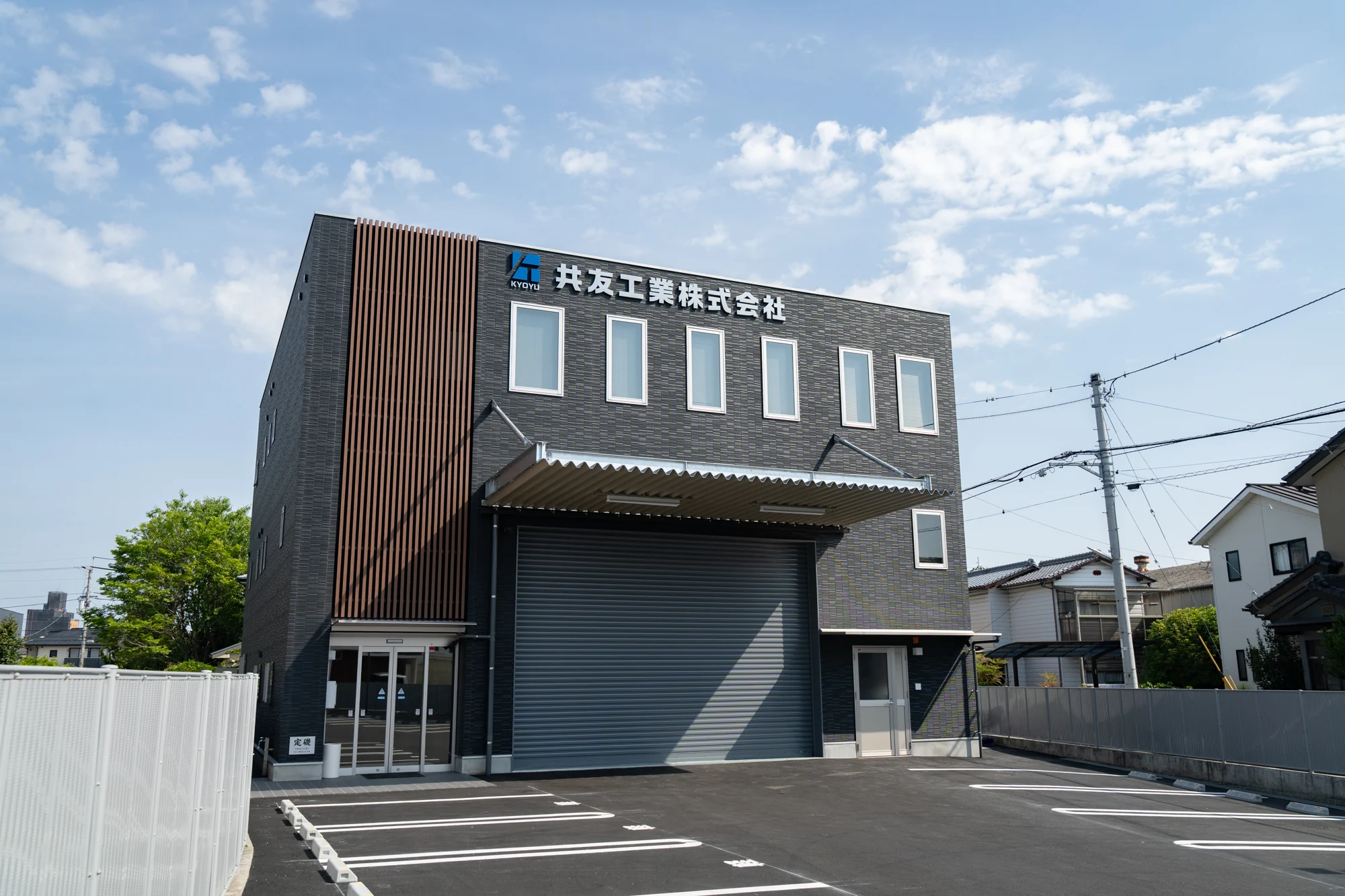 本社とオフィスに飾られた模型・シーサー